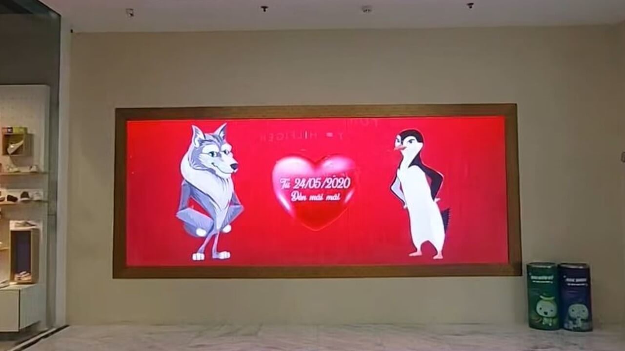 Lời tỏ tình lãng mạn xuất hiện trên màn hình LED Vincom Đồng Khởi