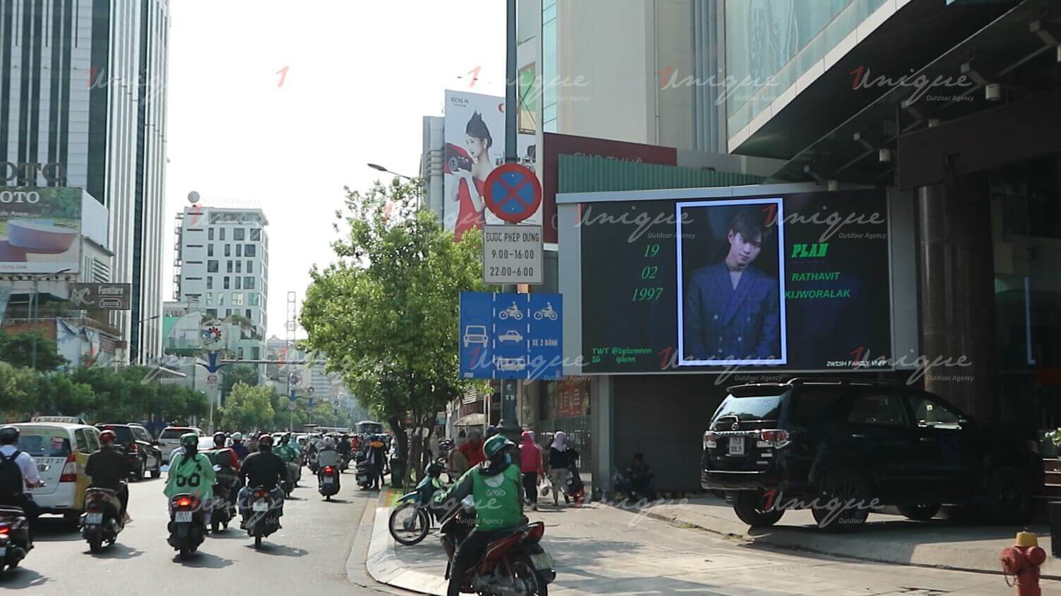 FC quảng cáo màn hình LED chúc mừng sự thành công của cặp đôi thần tượng Thái Lan