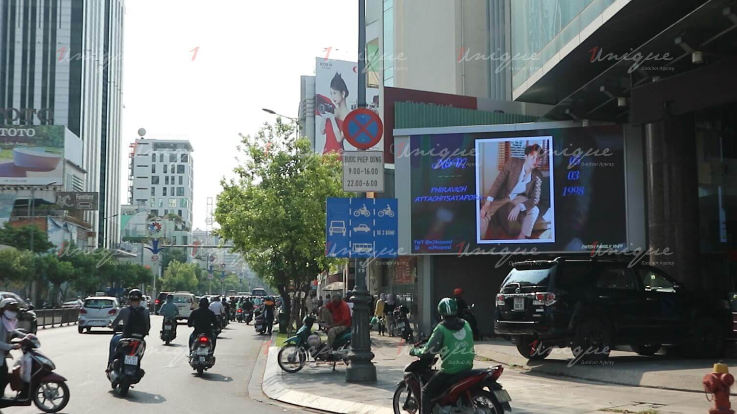 FC quảng cáo màn hình LED chúc mừng sự thành công của cặp đôi thần tượng Thái Lan