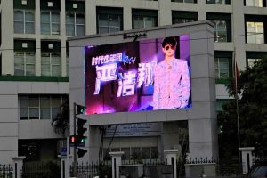 Nghiêm Hạo Tường “đổ bộ” màn hình LED Trần Duy Hưng sau chiến thắng giải ba cuộc thi Shining Star