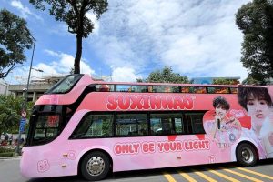 Roadshow Bus 2 Tầng tỏa sáng trên đường phố với FC Tiệm Bánh Mì Tô Tân Hạo